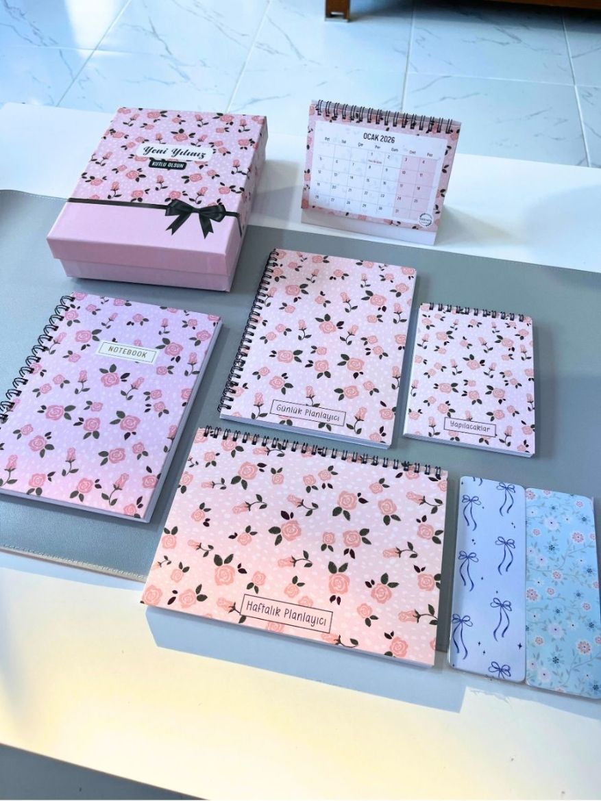 Pembe Çiçek Yeni Yıl Kutulu Set resmi