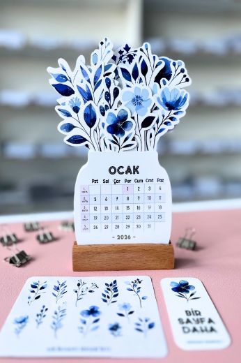 Mavi Çiçek 2026 Kayın Ağacı Standlı Masaüstü Takvim resmi
