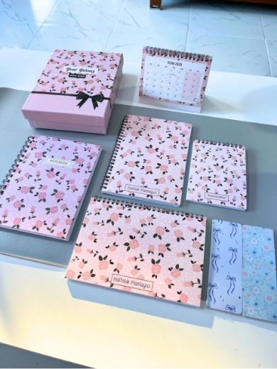 Pembe Çiçek Yeni Yıl Kutulu Set resmi