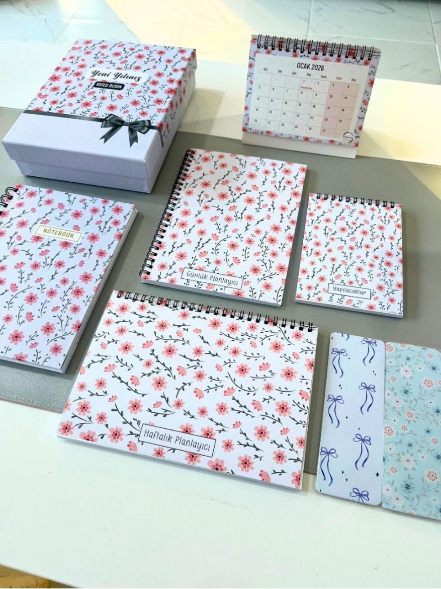 Pembe Çiçekli Yeni Yıl Kutulu Set resmi