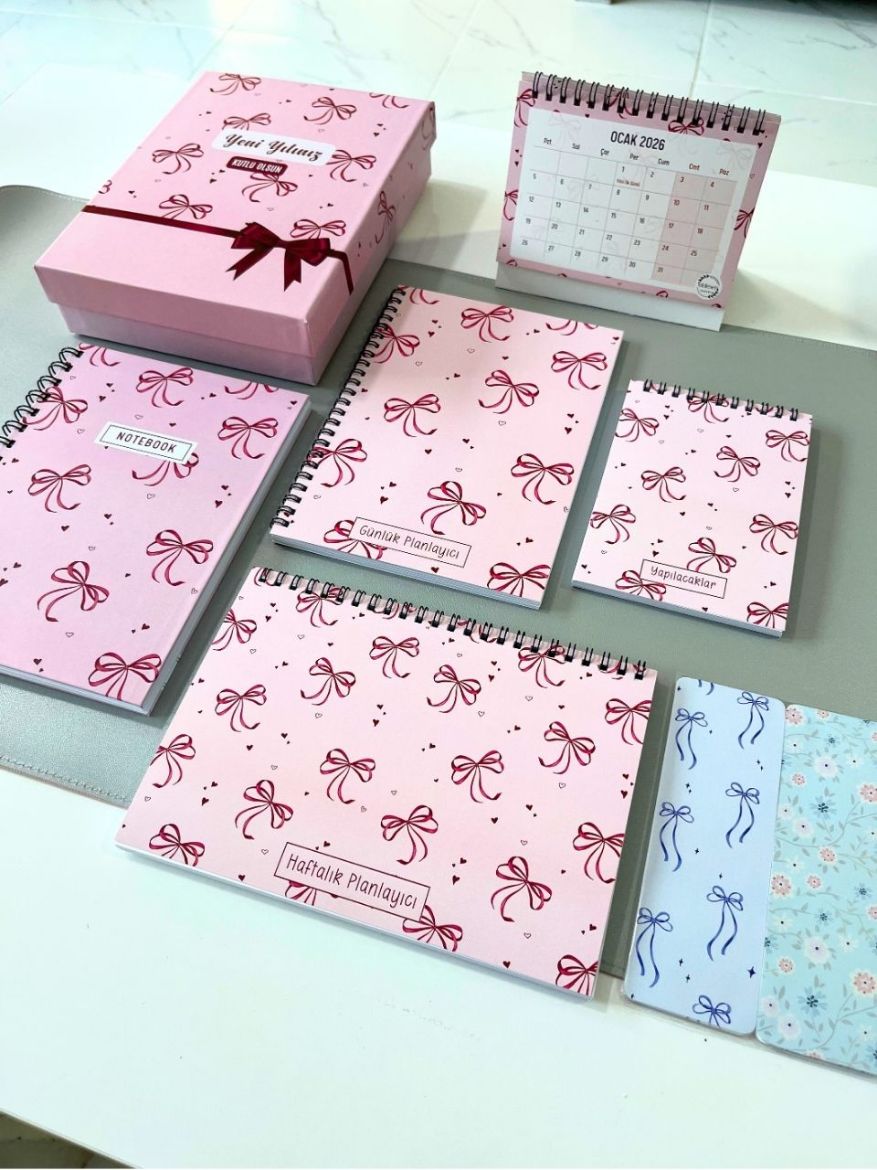 Pembe Fiyonk Yeni Yıl Kutulu Set resmi