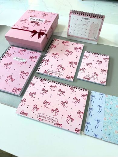 Pembe Fiyonk Yeni Yıl Kutulu Set resmi