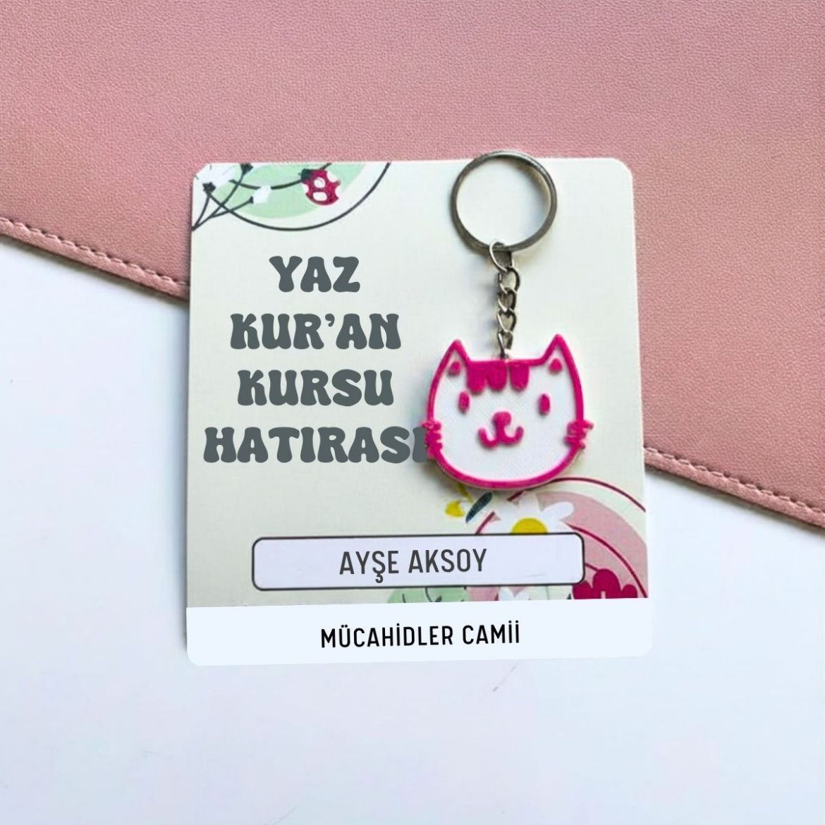 Kedili Anahtarlık İsme Özel Yaz Kur'an Kursu Hediyesi resmi