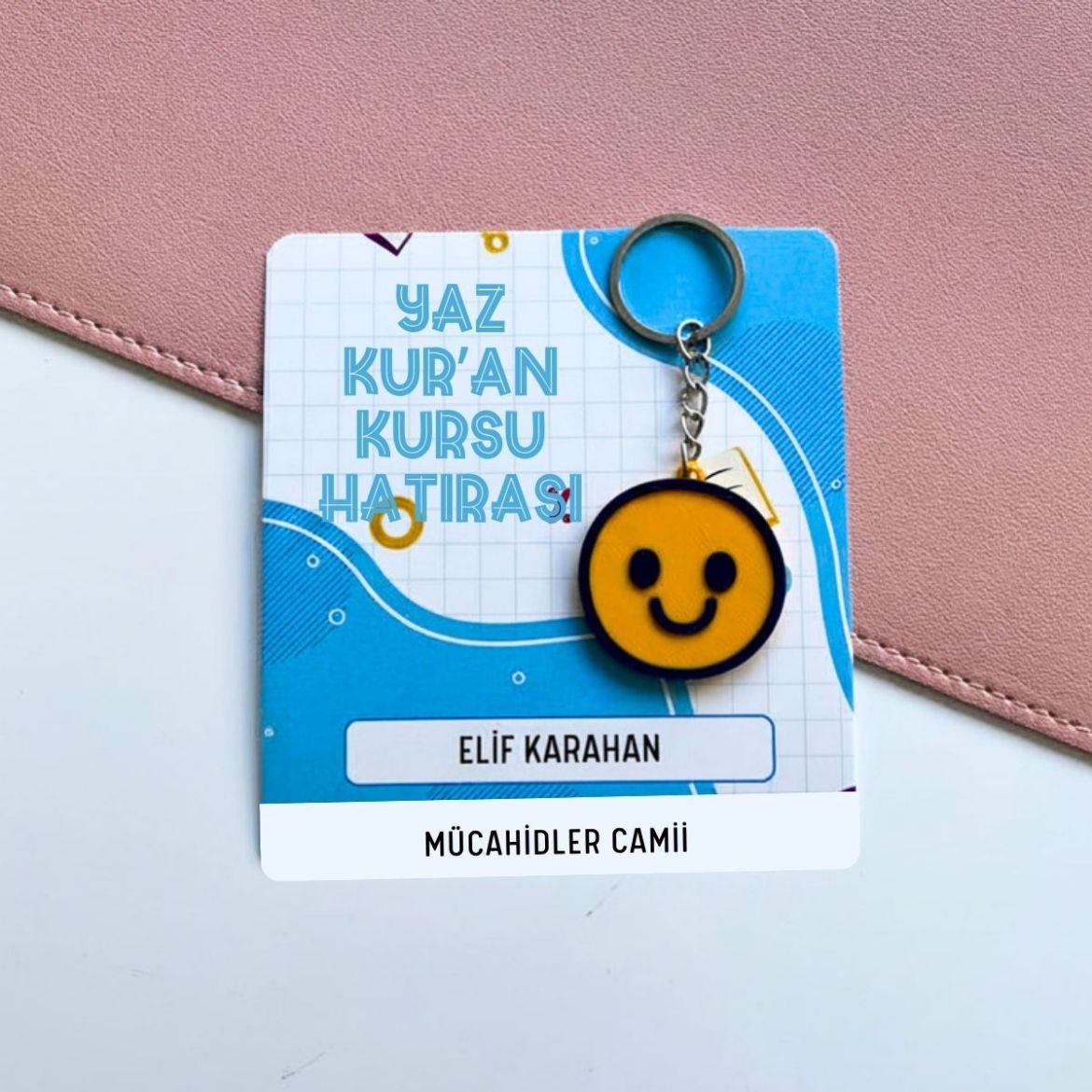 Gülen Yüzlü Anahtarlık İsme Özel Yaz Kur'an Kursu Hediyesi resmi
